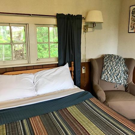 Chamber Lane Motel Round Lake Ngoại thất bức ảnh