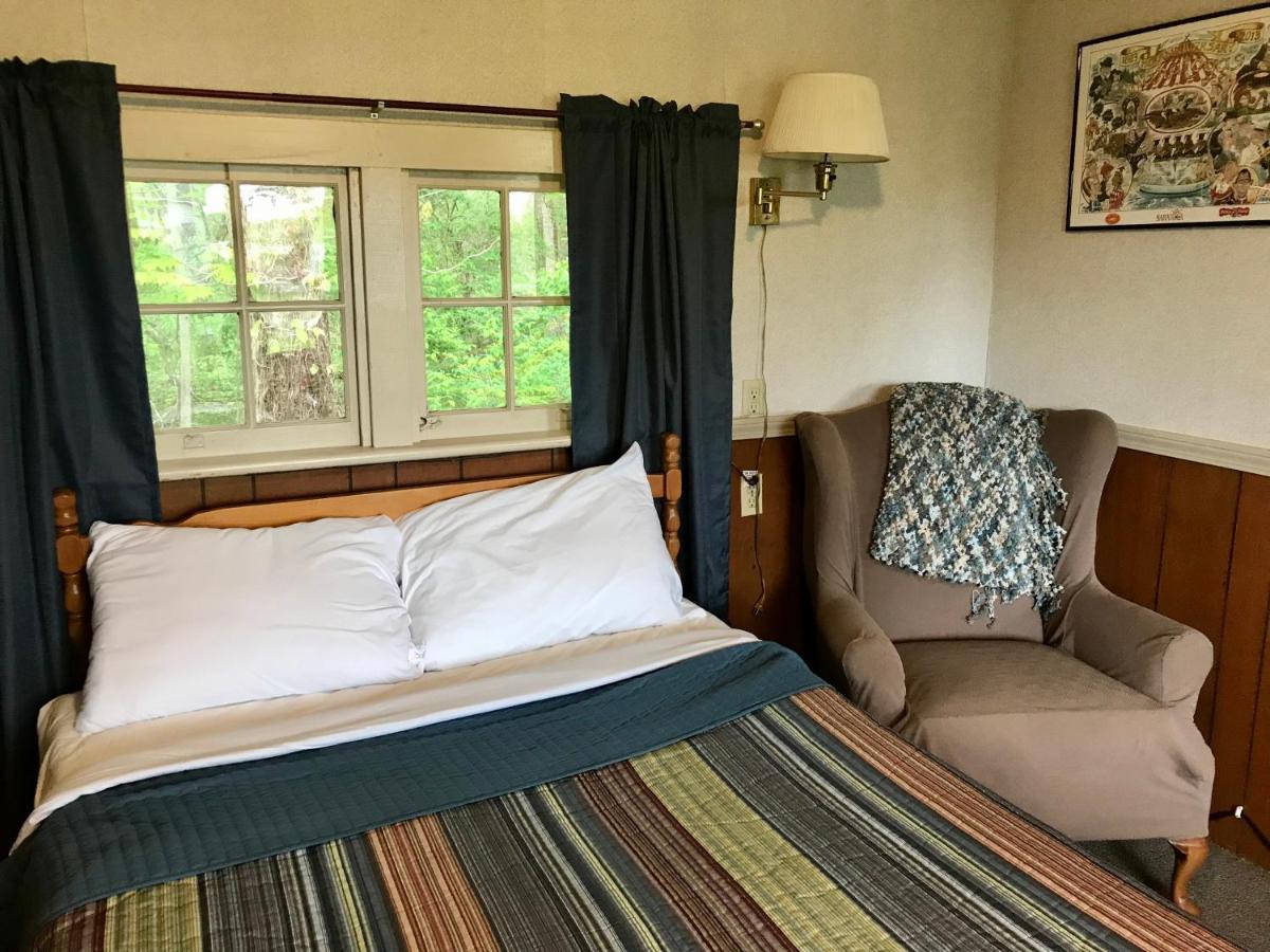 Chamber Lane Motel Round Lake Ngoại thất bức ảnh