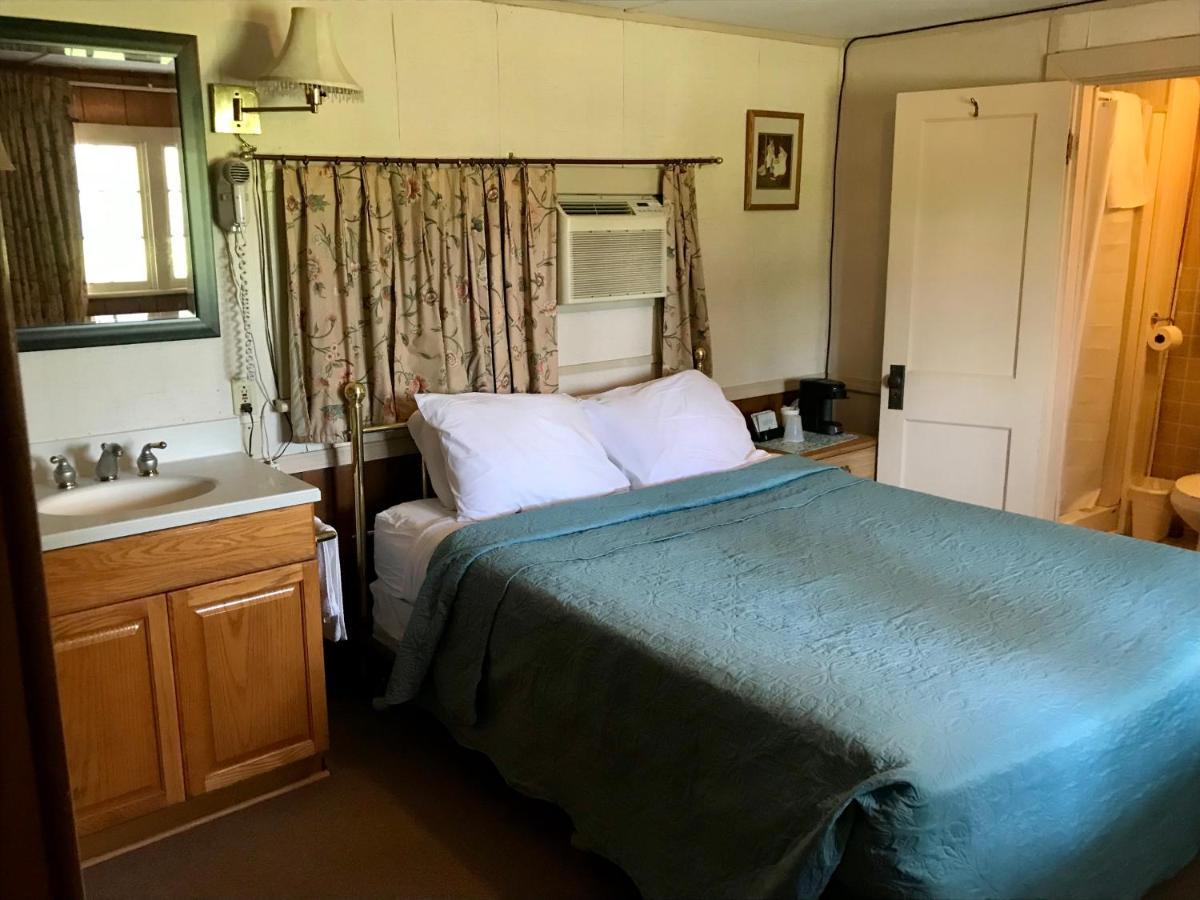Chamber Lane Motel Round Lake Ngoại thất bức ảnh