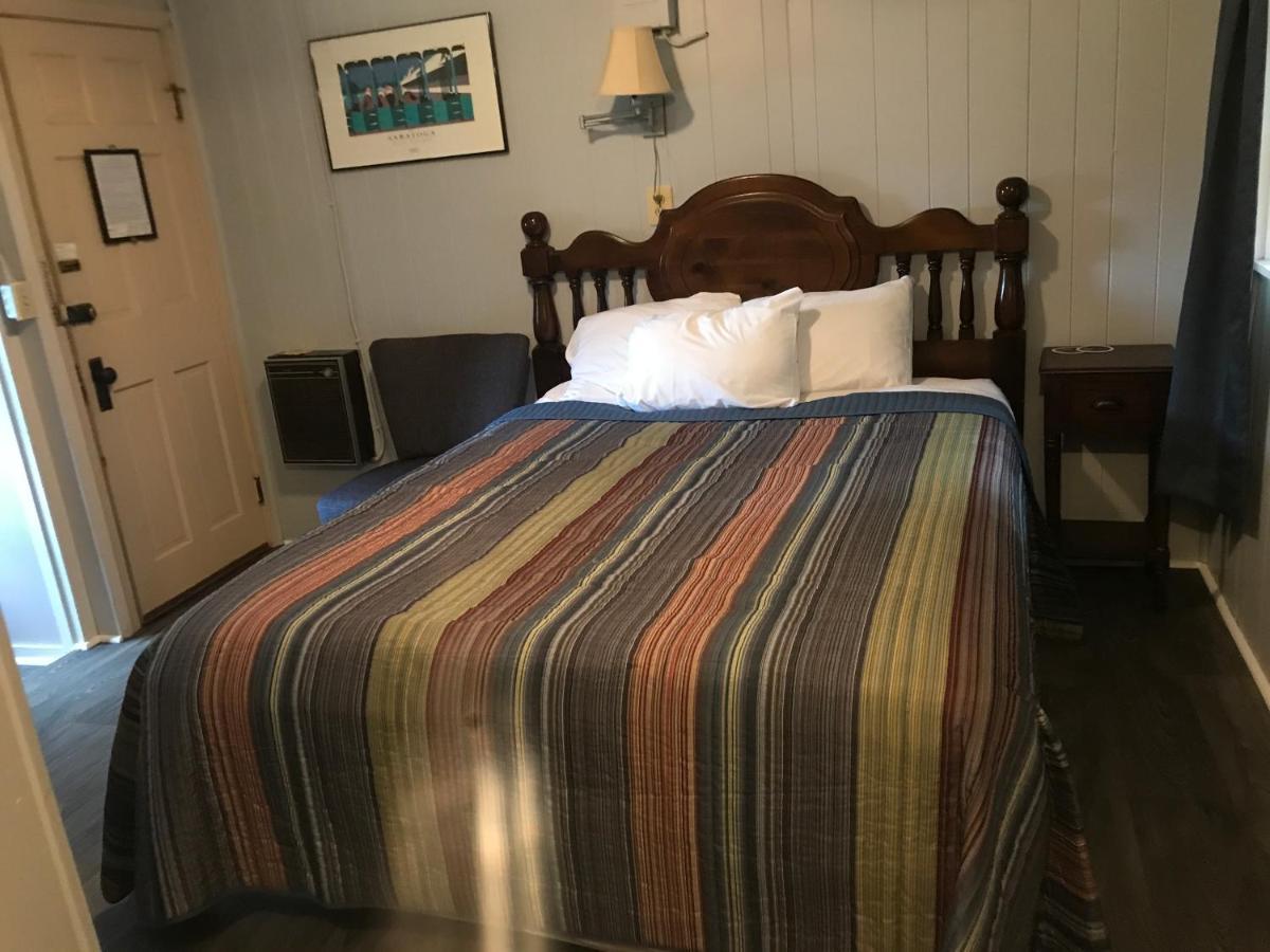 Chamber Lane Motel Round Lake Ngoại thất bức ảnh