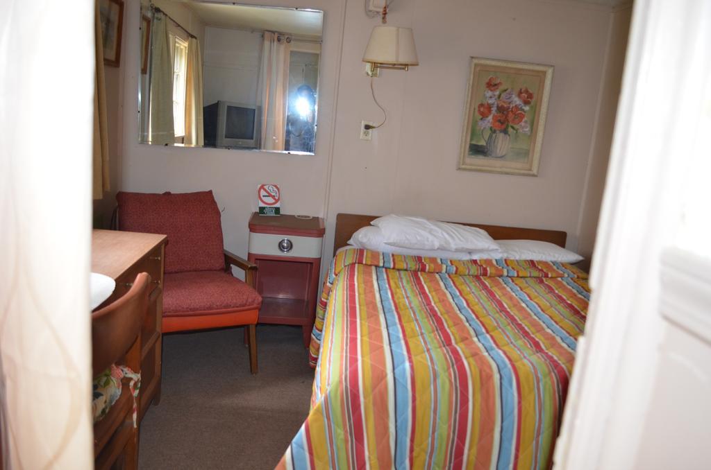 Chamber Lane Motel Round Lake Ngoại thất bức ảnh