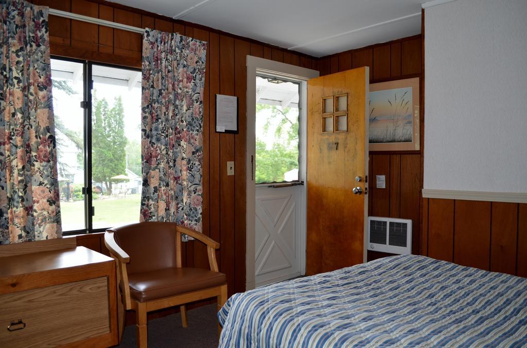 Chamber Lane Motel Round Lake Ngoại thất bức ảnh