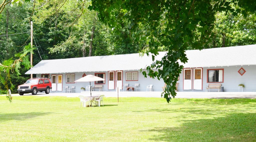 Chamber Lane Motel Round Lake Ngoại thất bức ảnh