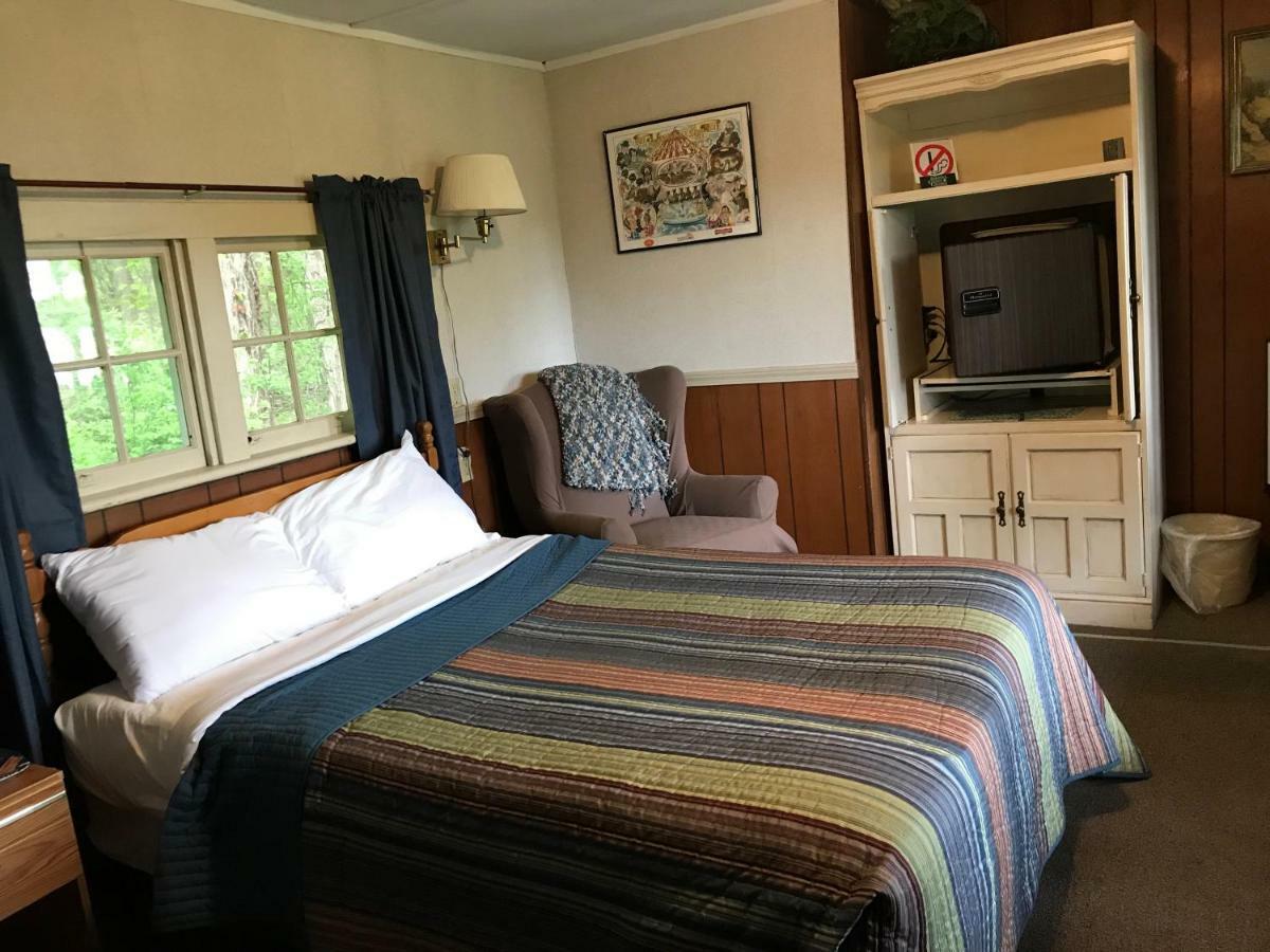 Chamber Lane Motel Round Lake Ngoại thất bức ảnh